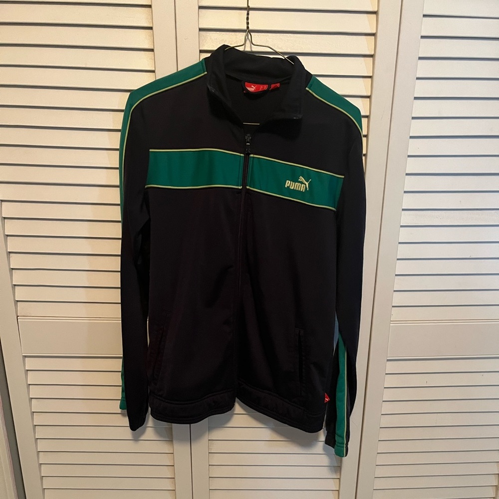 Children’s Puma jacket. Navy with green stripes down the arms. EUC. Size XL.